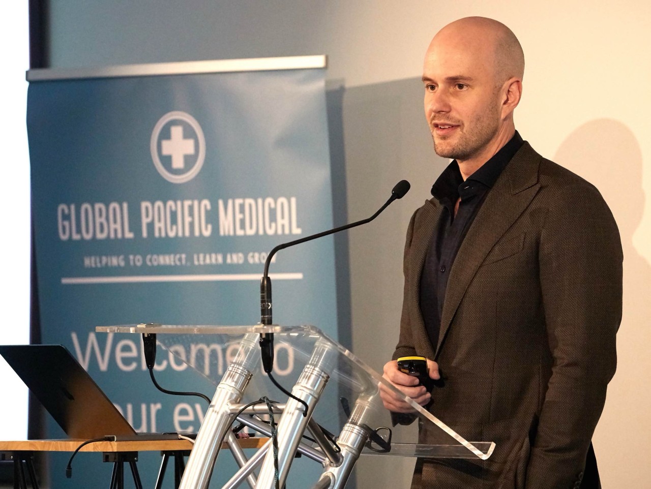 Dr Joe Coory presenting at a medical conference